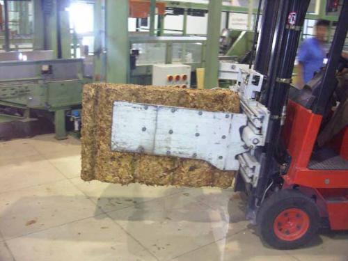 Monikäyttöinen puristintrukin kiinnitys